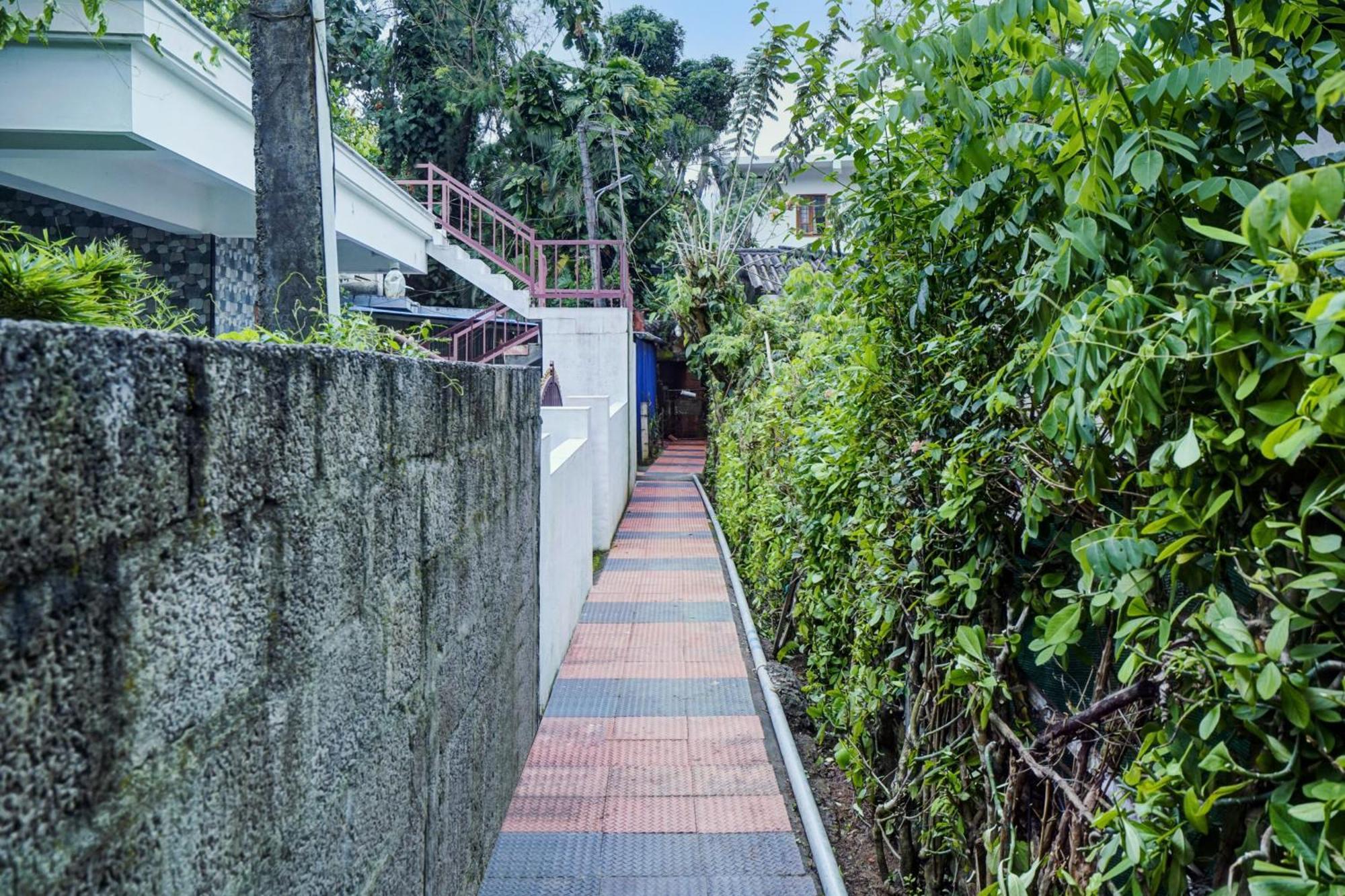 Oyo Flagship Meadow View Inn Thekkady Exterior foto